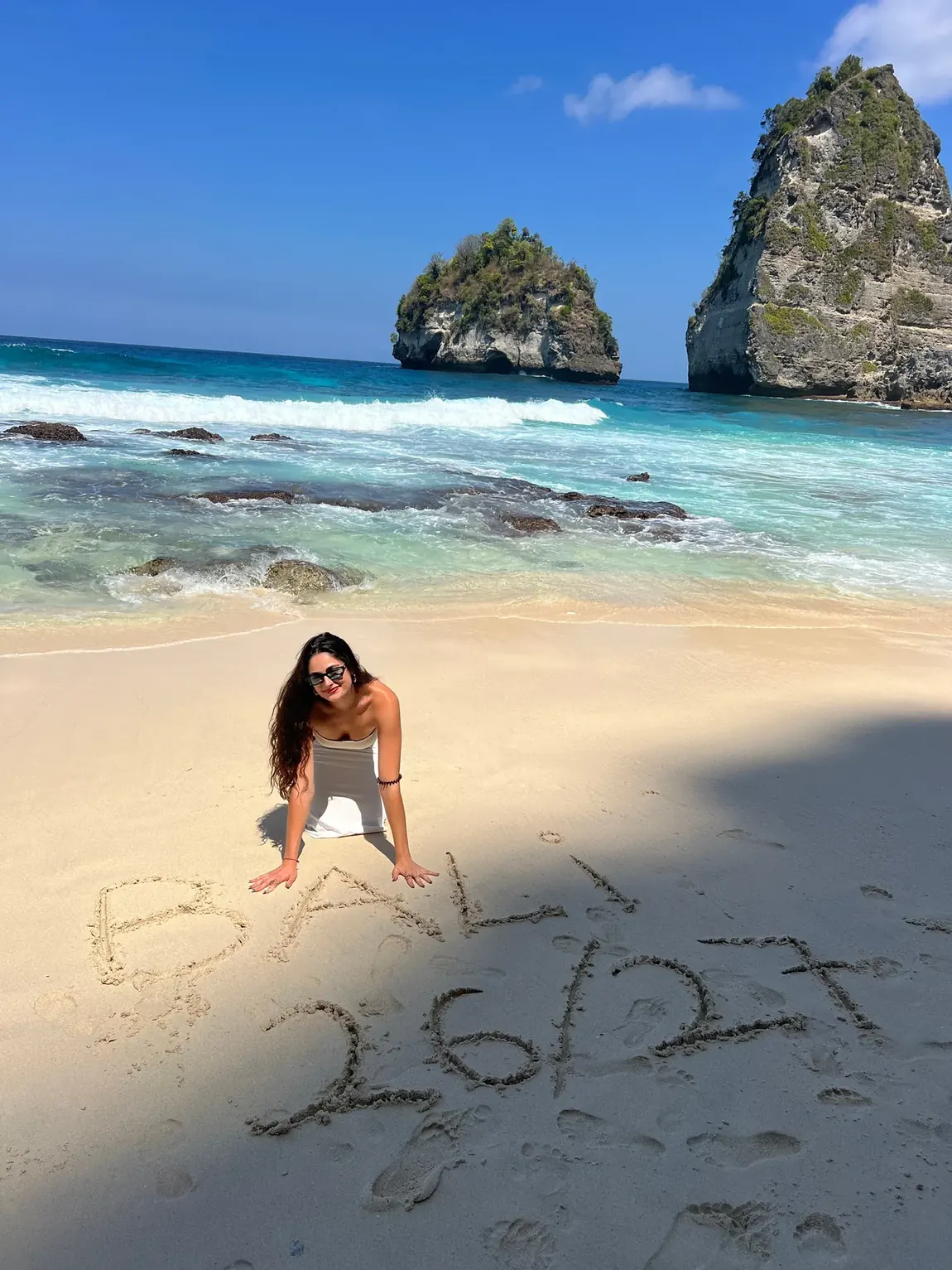 La fundadora de Bali Thematic Experience en una playa de Bali